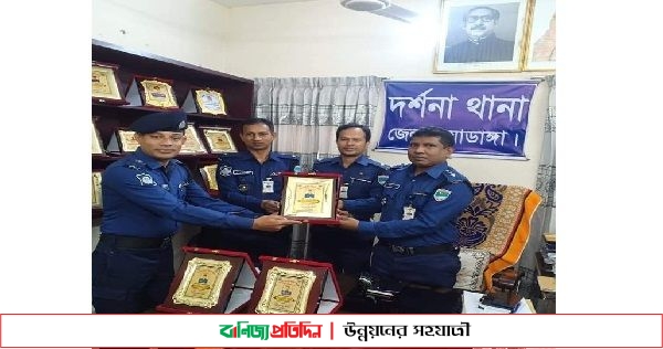 দর্শনা থানার দুই কনস্টেবলকে ভালো কাজের স্বীকৃতি স্বরূপ ক্রেস্ট প্রদান