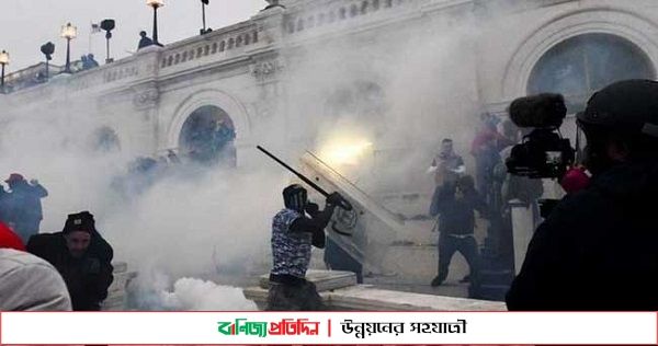 ওয়াশিংটনে কারফিউ উপেক্ষা করে সহিংসতা, ৩০ ট্রাম্প সমর্থক আটক