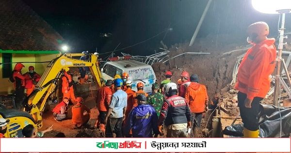 ইন্দোনেশিয়ায় ভয়াবহ ভূমিধস, মৃত্যু ১২