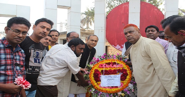 বাঁকড়া কেন্দ্রীয় শহীদ মিনারে ফুল দিয়ে শ্রদ্ধা নিবেদন