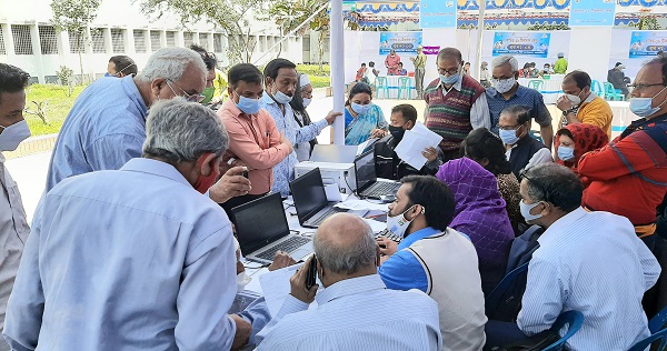 ময়মনসিংহে টিকা গ্রহণ করতে আসা মানুষের ভীড়