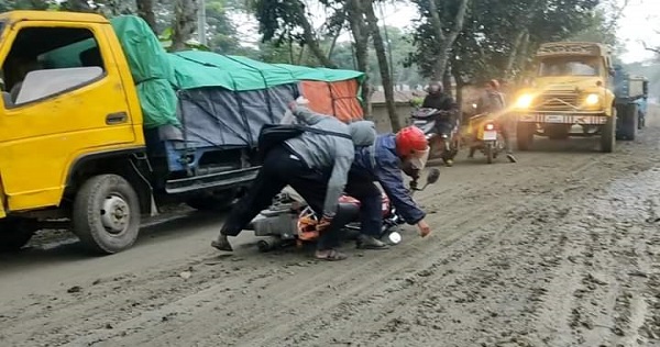 যশোরে রাস্তায় মাটি ফেলায় দুই ভাটা মালিককে জরিমানা