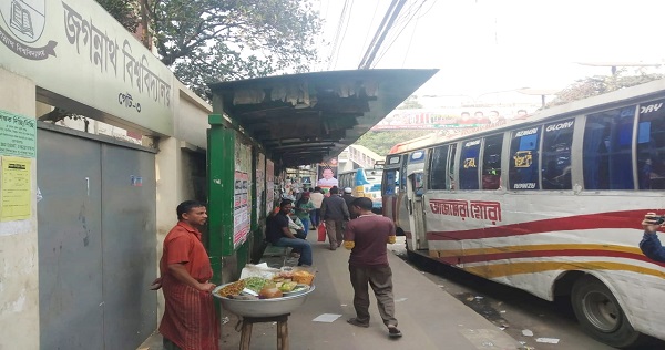 বাসস্ট্যান্ড আর ফেরীওয়ালাদের দখলে জবি ক্যাম্পাসের তৃতীয় ফটক