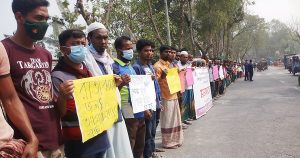 কুড়িগ্রামে সড়ক পাকা করণের দাবিতে মানববন্ধন