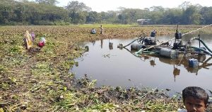 শ্যালো মেশিন দিয়ে খাস জমি থেকে মাটি উত্তোলন