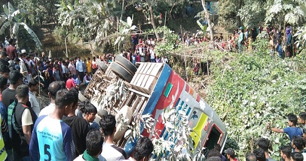 চাঁদপুরে নিয়ন্ত্রণ হারিয়ে যাত্রীবাহী বাস খাদে: ২ নারী যাত্রী নিহত