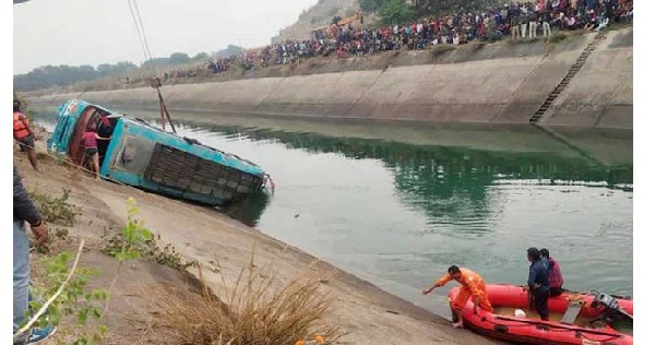 ভারতে নিয়ন্ত্রণ হারিয়ে যাত্রীবাহী বাস খালে, নিহত বেড়ে ৪২