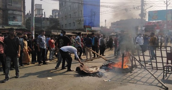 ববি শিক্ষার্থীদের ওপর বাস শ্রমিকদের হামলা, প্রতিবাদে সড়ক অবরোধ