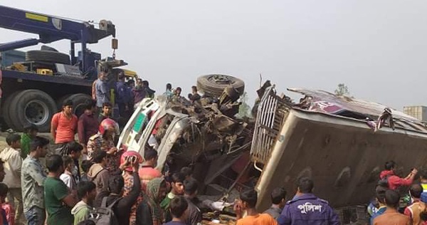 সিরাজগঞ্জে বাস-ট্রাকের মুখোমুখি সংঘর্ষে মুক্তিযোদ্ধাসহ নিহত ৫ আহত ২৩