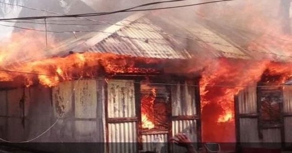 আগুনে পুড়ে ৩ টি বাড়ি ভষ্মিভুত