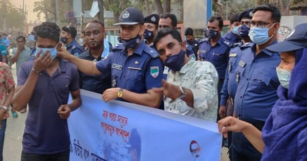 করোনা সচেতনতায় আলমডাঙ্গা থানা পুলিশের মাস্ক বিতরণ