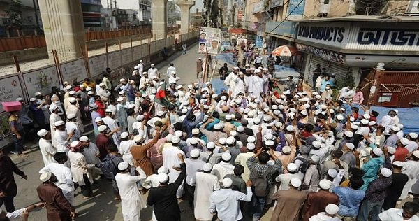 পল্টনে লাঠি হাতে হেফাজতের মিছিল