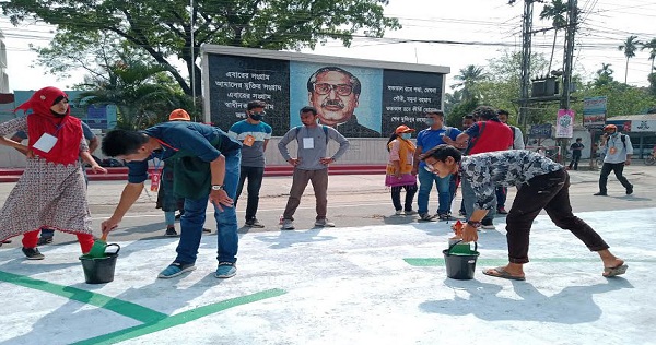 স্বাধীনতার সুবর্ণজয়ন্তীতে আলপনার রঙে রাঙিয়েছে রংপুরের সড়ক