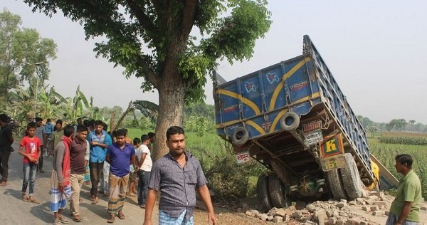 করিমনকে ট্রাকের ধাক্কা, বাবা-ছেলে নিহত