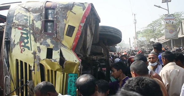 গাইবান্ধায় বাস উল্টে নিহত ২ আহত ৯