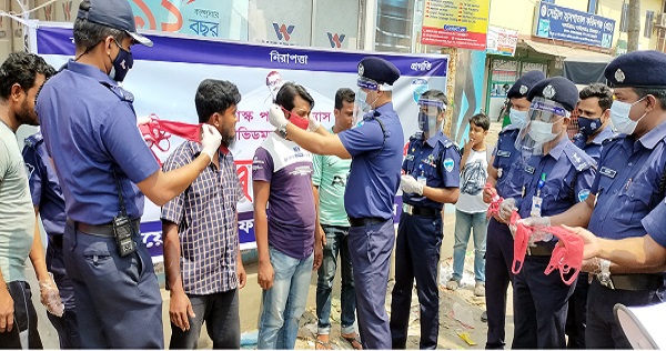 ফরিদগঞ্জে করোনা সচেতনতায় পুলিশের মাস্ক বিতরণ ও র‌্যালী