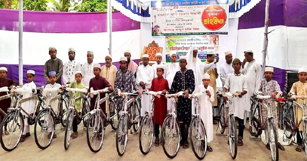 চাখারের সেই ১২ শিশু-কিশোরকে দেয়া হলো সাইকেল উপহার