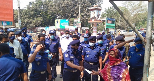 চাঁপাইনবাবগঞ্জে করোনা সচেতনতায় পুলিশের মাস্ক বিতরণ