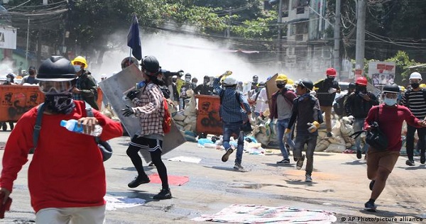 মিয়ানমারে বিক্ষোভকারীদের উপর হামলা অব্যাহত, এবার নিহত ২