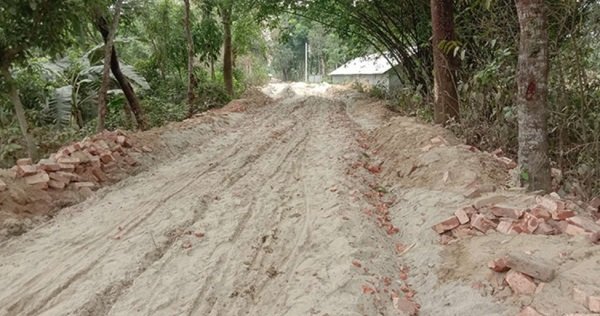 চুয়াডাঙ্গার জীবননগরে রাস্তা নির্মাণে অনিয়ম, গ্রামবাসীর বাধায় কাজ বন্ধ