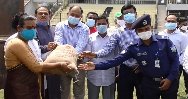 ময়মনসিংহে হিজড়াদের মাঝে প্রধানমন্ত্রীর উপহার বিতরণ