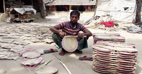 হাতপাখা তৈরি করেই ভাত কাপড়