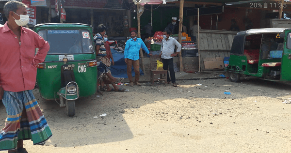 মানিকগঞ্জে লক ডাউনের বেহাল অবস্থা, পরিবহন শ্রমিকরা মানছেনা স্বাস্থ্যবিধি!