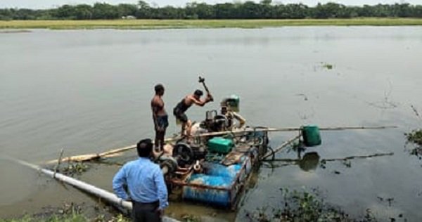 ফরিদগঞ্জে ফসলী জমি থেকে বালি উত্তোলনের অভিযোগে ড্রেজার ধ্বংস