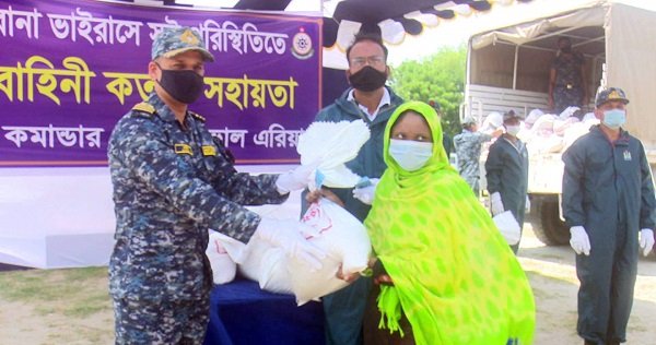 খুলনা, মোংলা ও পটুয়াখালিতে নৌবাহিনীর ত্রাণ বিতরণ অব্যাহত