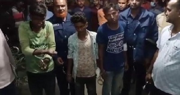 চালকের হাত-পা বেঁধে অটোরিকশা ছিনতাইয়ের চেষ্টা, ৩ যুবক আটক