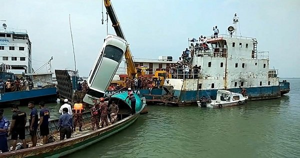 পদ্মায় যাত্রীসহ ডুবে যাওয়া মাইক্রোবাস উদ্ধার