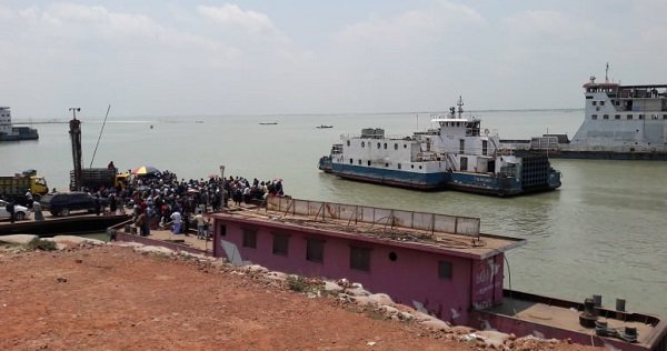 পাটুরিয়ায় যাত্রীর চাপ, চলছে জরুরি পরিসেবার ফেরি