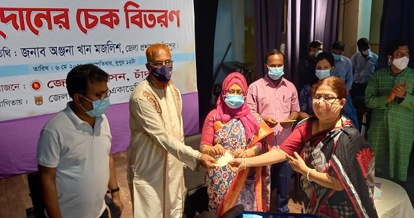 চাঁদপুরে শিল্পী-সাহিত্যিকদের মাঝে প্রধানমন্ত্রীর অনুদানের চেক বিতরণ