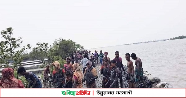 সাতক্ষীরা উপকূলে ক্ষতিগ্রস্ত বাঁধ সংস্কারের কাজ চলছে