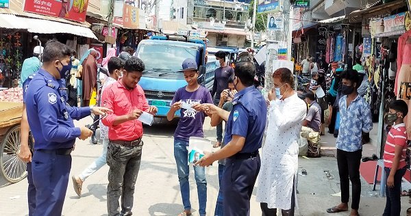 ফরিদগঞ্জে করোনায় স্বাস্থ্য সচেতনতায় পুলিশের অভিযান