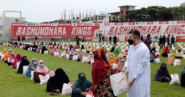 ব্যক্তিগত উদ্যোগে এক হাজার অসহায় মানুষের মাঝে ঈদ উপহার