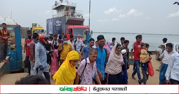 ফেরি ঘাটে নেই যাত্রী ভোগান্তি, নেই স্বাস্থ্যবিধি মানার বালাই