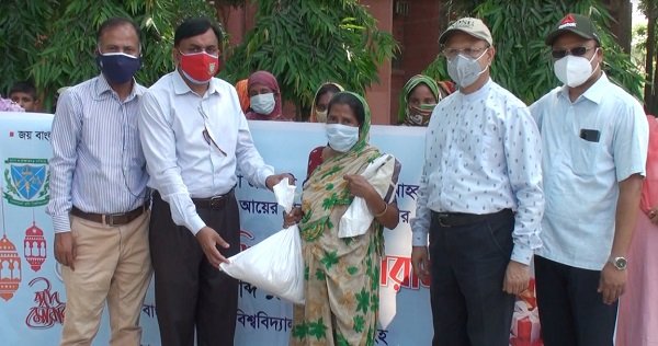 দুস্থদের মাঝে ঈদ উপহার বিতরণ করল বাকৃবি গণতান্ত্রিক শিক্ষক ফোরাম