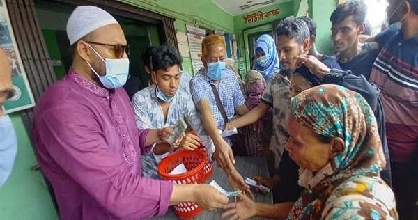 সোনারগাঁওয়ে অসহায় পরিবারের মাঝে নগদ অর্থ বিতরণ