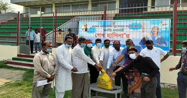 কুড়িগ্রামে মটর শ্রমিকদের মাঝে প্রধানমন্ত্রীর উপহার সামগ্রী বিতরণ