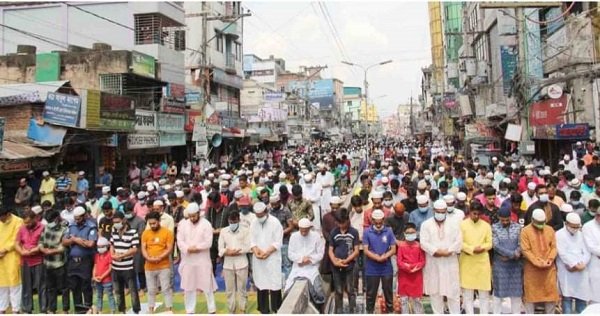 হাজীগঞ্জ ঐতিহাসিক বড় মসজিদে জুমাতুল বিদায়ে লক্ষাধিক মুসল্লি