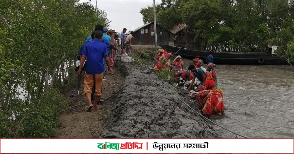 খুলনার কয়রায় ৫০ টি গ্রাম প্লাবিত, খতির পরিমাণ ৩৫ কোটি টাকা