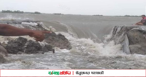 কয়রায় বাঁধ ভেঙে ঢুকছে পানি, আতঙ্কে স্থানীয় বাসিন্দারা