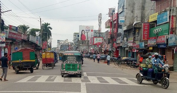 নোয়াখালীতে কঠোর লকডাউন: তবুও মানুষের চলাচল স্বাভাবিক