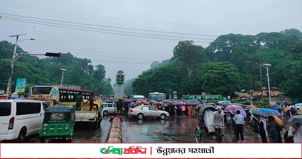 চট্টগ্রামে গণপরিবহনের দাবিতে পোশাককর্মীদের সড়ক অবরোধ