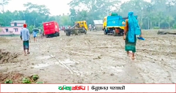 বৃষ্টি হলেই বরগুনা-পুরাকাটা সড়কে বেহাল দশা, যোগাযোগ বিচ্ছিন্ন ৩ জেলার সাথে