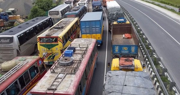 টাঙ্গাইল-বঙ্গবন্ধু সেতু মহাসড়কে ১৫ কিলোমিটার যানজট