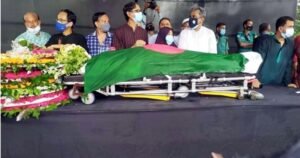 শহীদ মিনারে শেষ শ্রদ্ধায় সিক্ত হলেন ফকির আলমগীর