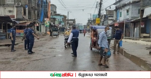 জয়পুরহাটে লকডাউনে আইনশৃঙ্খলাবাহিনীর কড়া নজরদারী