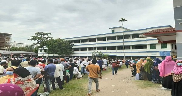 কুষ্টিয়ায় টিকা নিতে মানুষের উপচে পড়া ভিড়